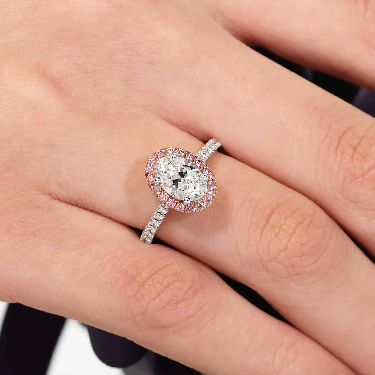 VERNAZZA UPSWEPT 18ct rose and white gold 1.09ct oval and round brilliant cut Argyle pink and diamond halo engagement ring - Image 3