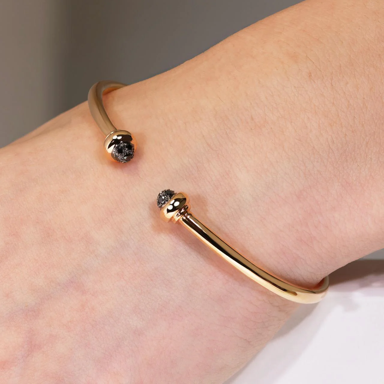 18ct rose gold black diamond set on ends of open bangle/cuff - Image 2