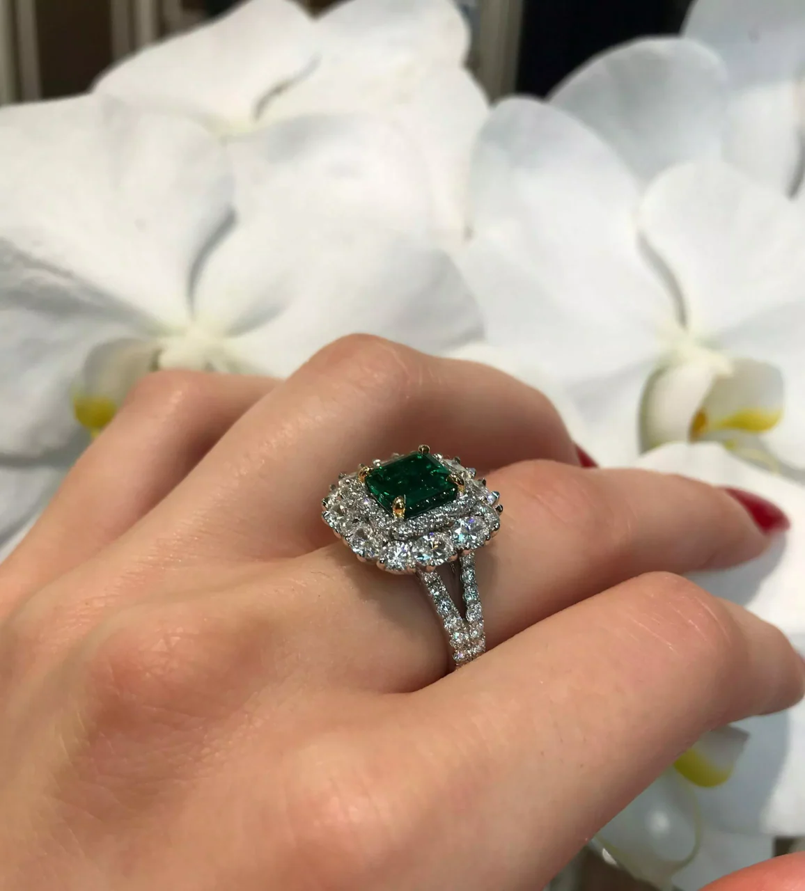 18ct white and yellow gold GRS certified 2.04ct vivid green Brazilian emerald, oval and round brilliant cut diamond double halo split band ring - Image 3