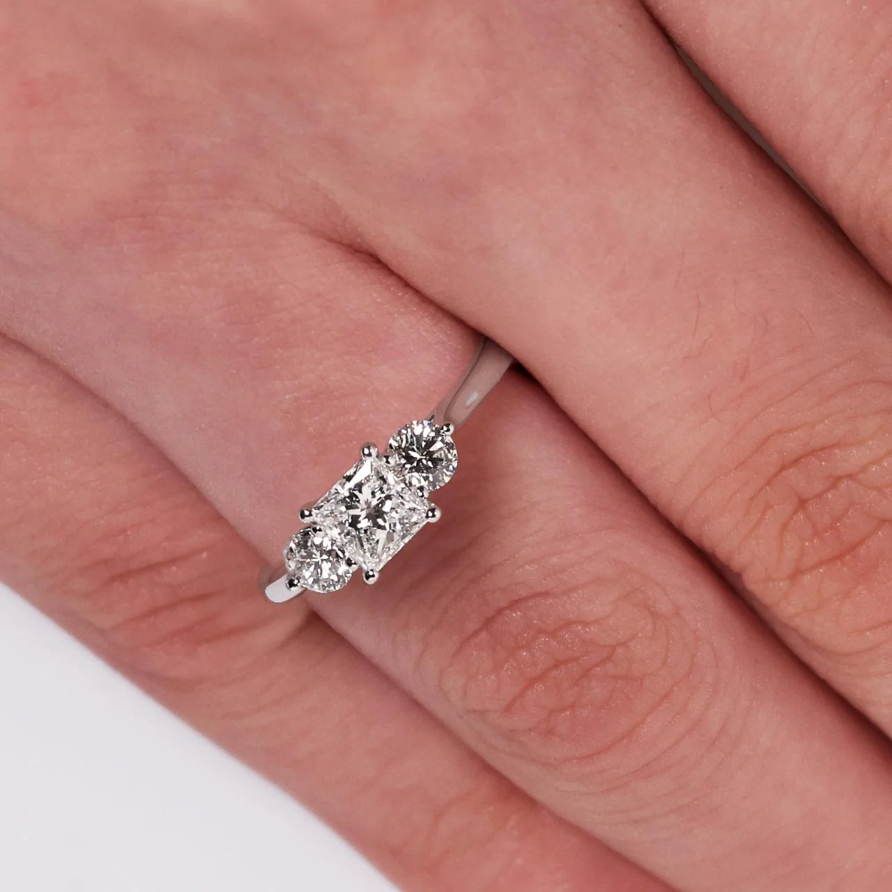 18ct white gold 0.54ct princess cut 2=0.36ct round brilliant cut diamonds claw set three stone engagement ring - Image 2