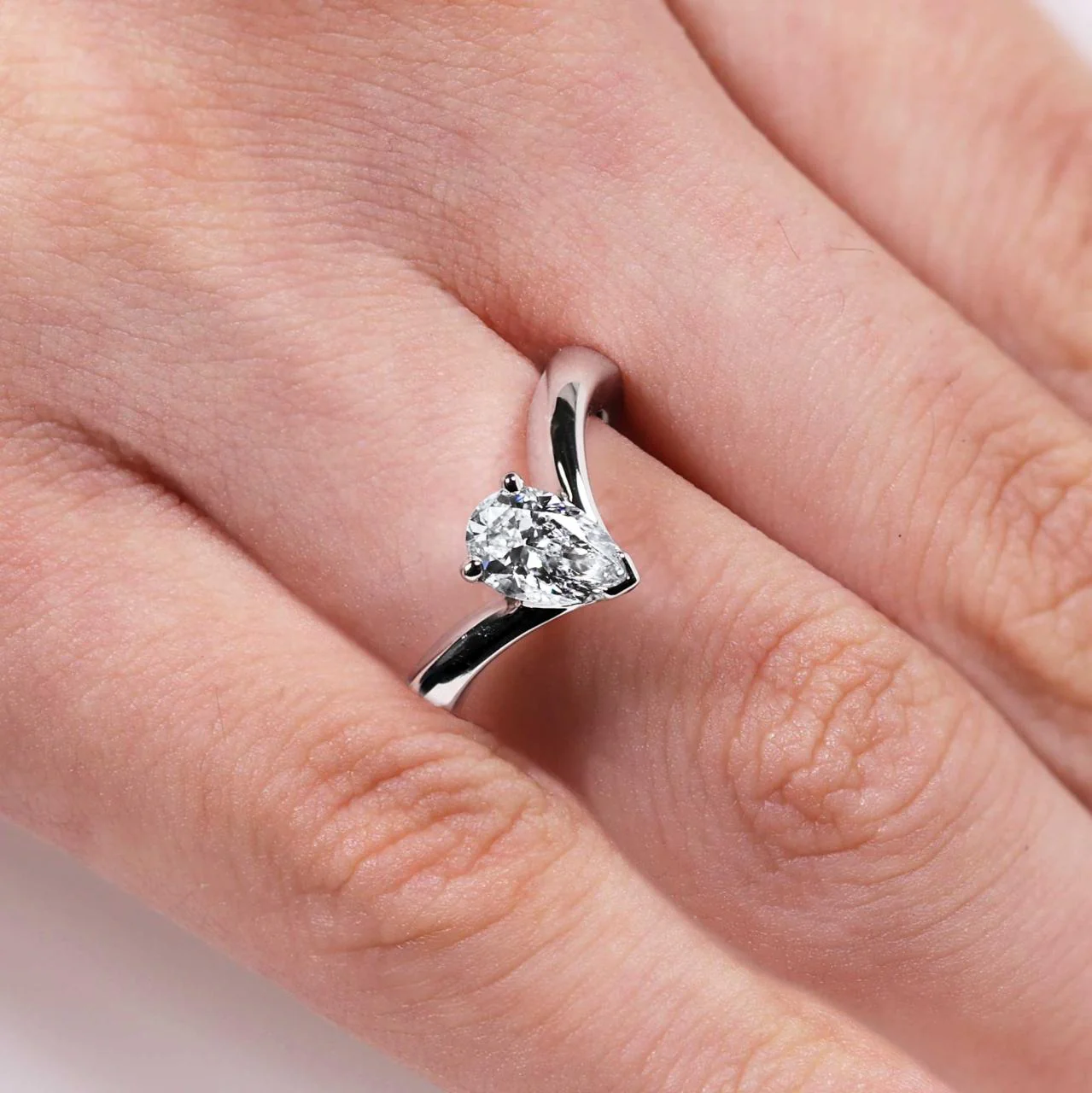 18ct white gold  0.74ct DE VS pear shaped lab grown diamond engagement ring - Image 2
