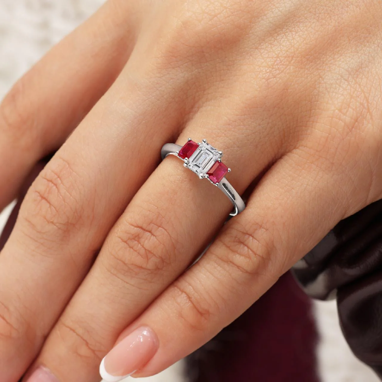 18ct white gold  0.80ct emerald cut diamond and emerald cut ruby ring - Image 2