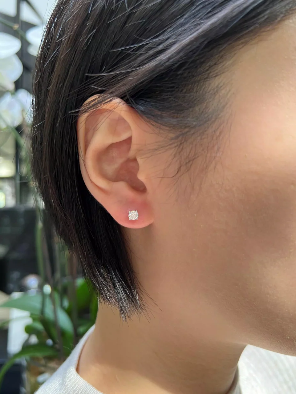 18ct white gold 2=0.80ct FG SI round brilliant cut diamond solitaire stud earrings in a four claw setting - Image 2