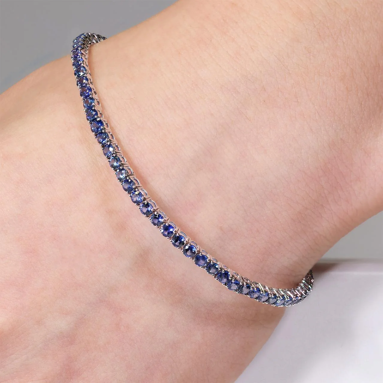 18ct white gold 3.84ct blue sapphire bracelet - Image 2