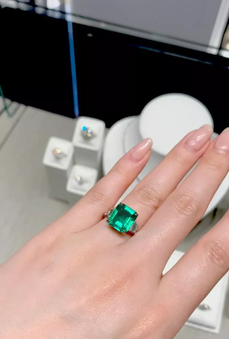 VERDE INCANTO - 18ct white gold 3.95ct square emerald cut Colombian Emerald, step cut trapezoid and round brilliant cut diamond ring - Image 2