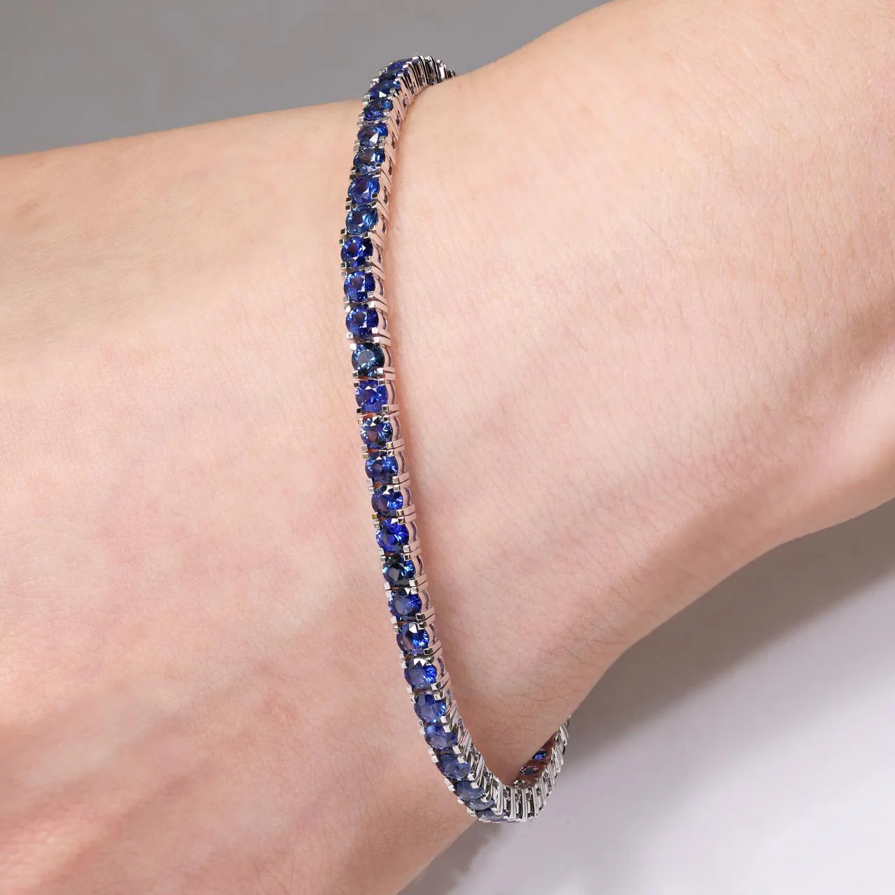 18ct white gold 5.49ct round blue sapphire bracelet - Image 2