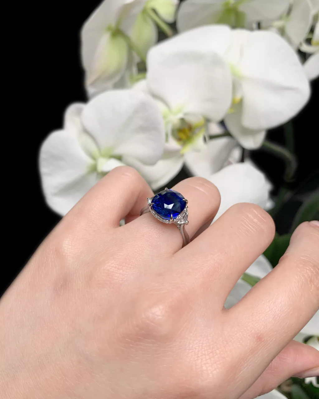 LUNA DI ZAFFIRO - 18ct white gold GRS certified 7.05ct cushion cut Ceylon sapphire and cadillac diamond ring - Image 5