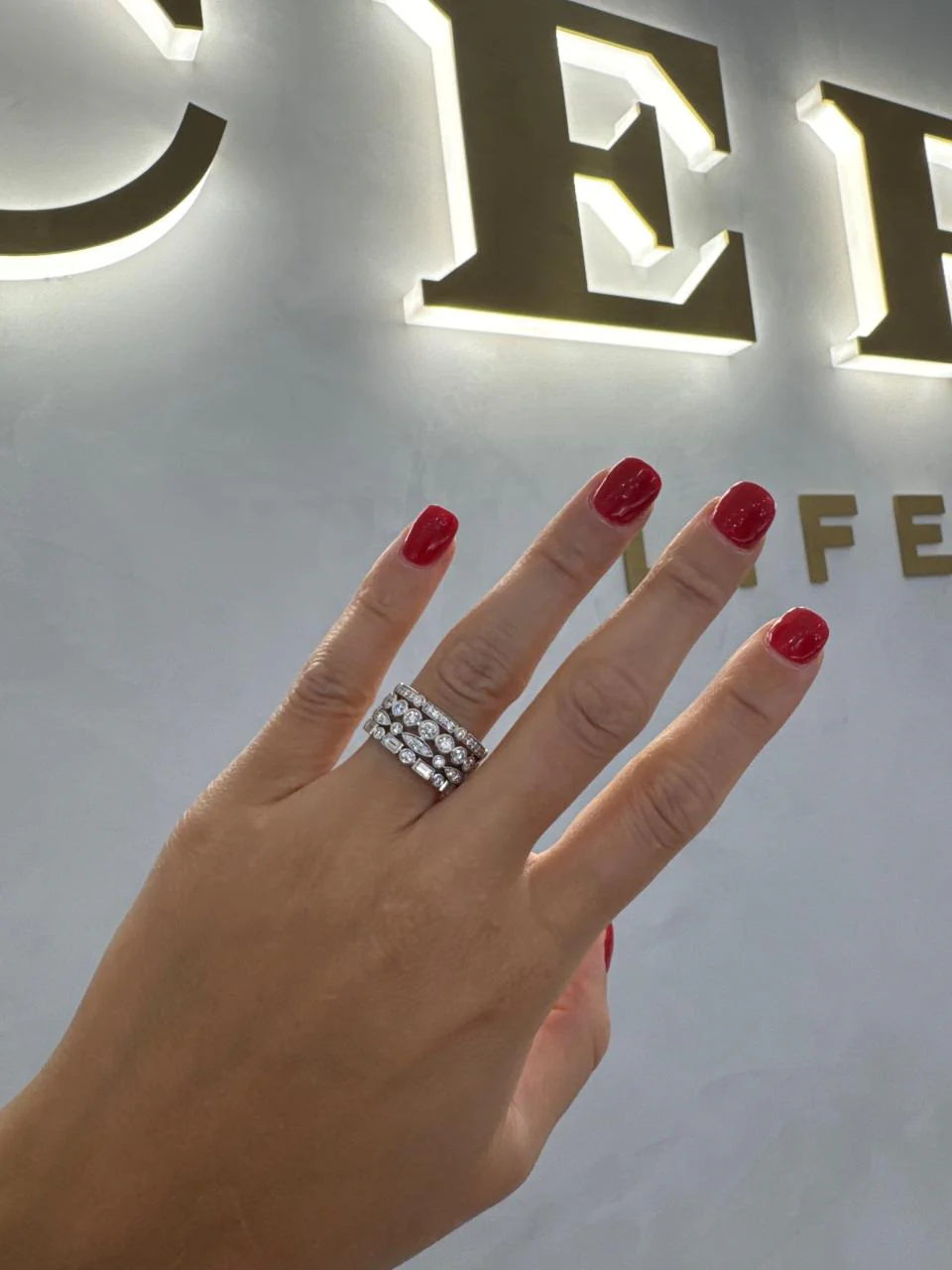 18ct white gold baguette and round brilliant cut diamond dress ring - Image 3