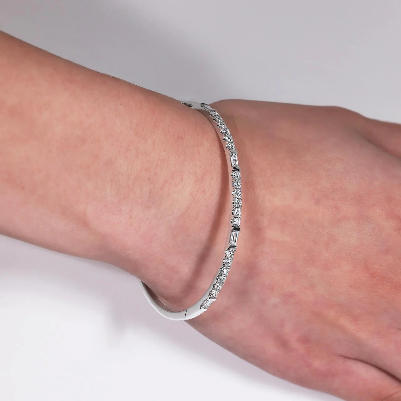 18ct white gold baguette and round diamond hinged bangle - Image 2