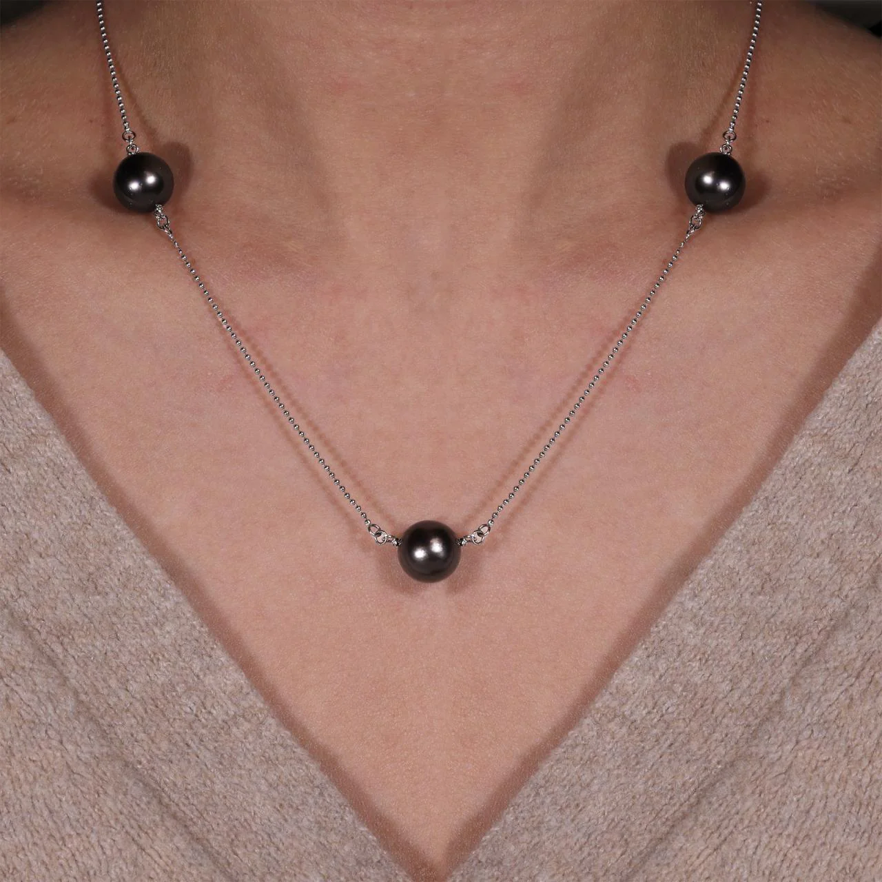 18ct white gold ball link chain with 5 pearls necklace - Image 2