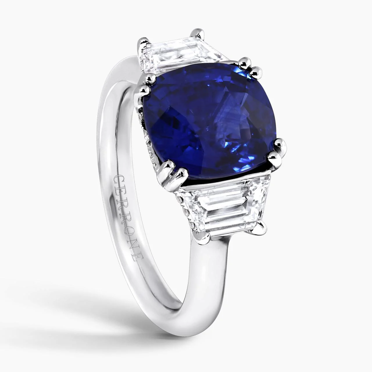 18ct white gold cushion cut Ceylon sapphire and trapezoid step cut diamond ring - Image 2