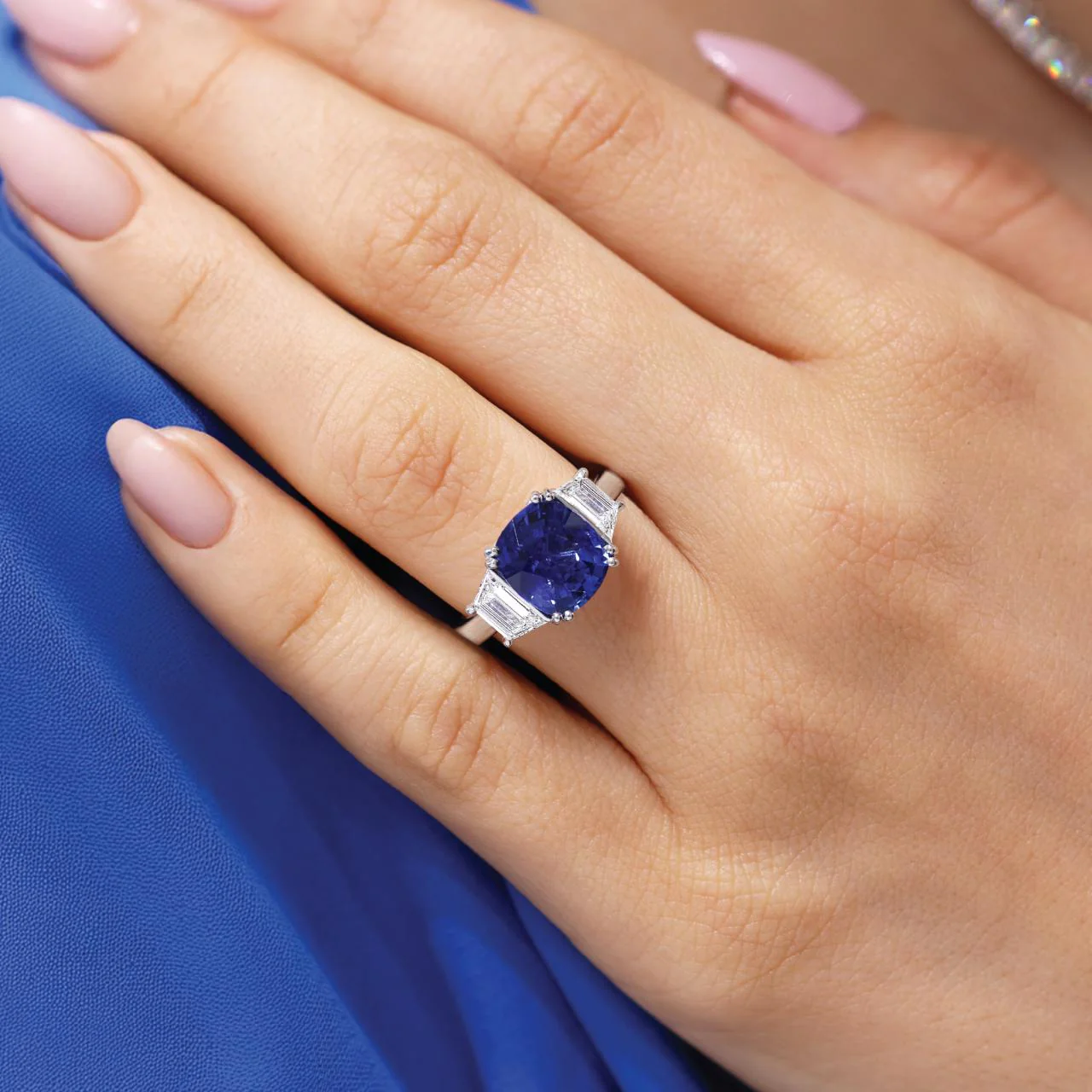 18ct white gold cushion cut Ceylon sapphire and trapezoid step cut diamond ring - Image 3