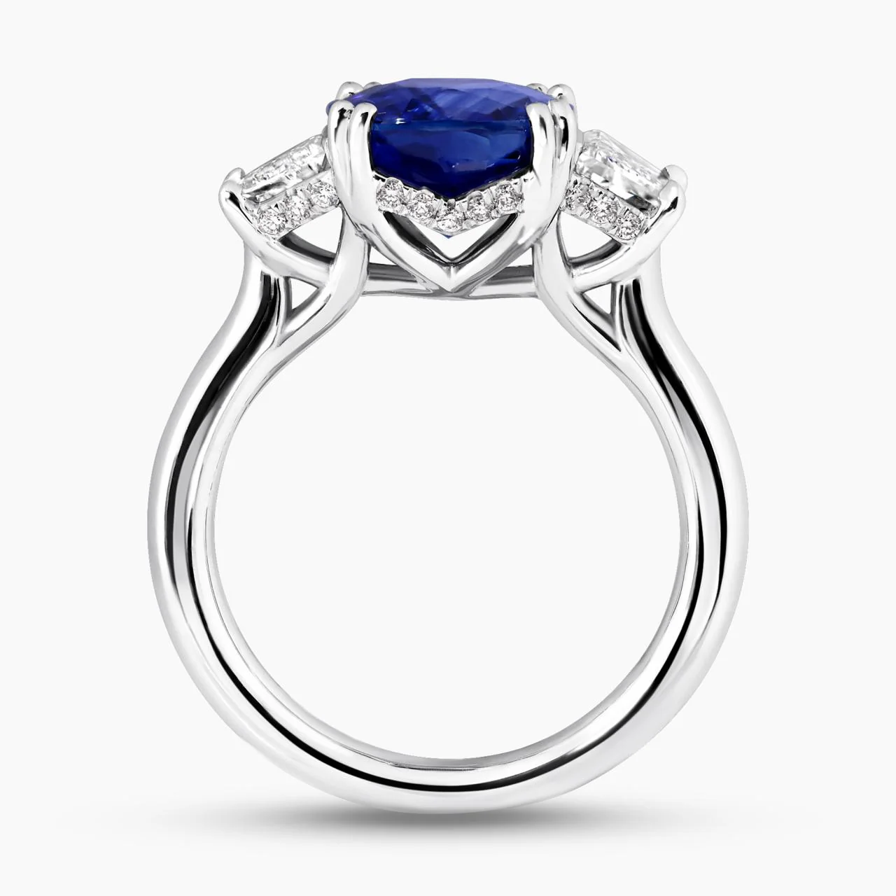 18ct white gold cushion cut Ceylon sapphire and trapezoid step cut diamond ring - Image 4