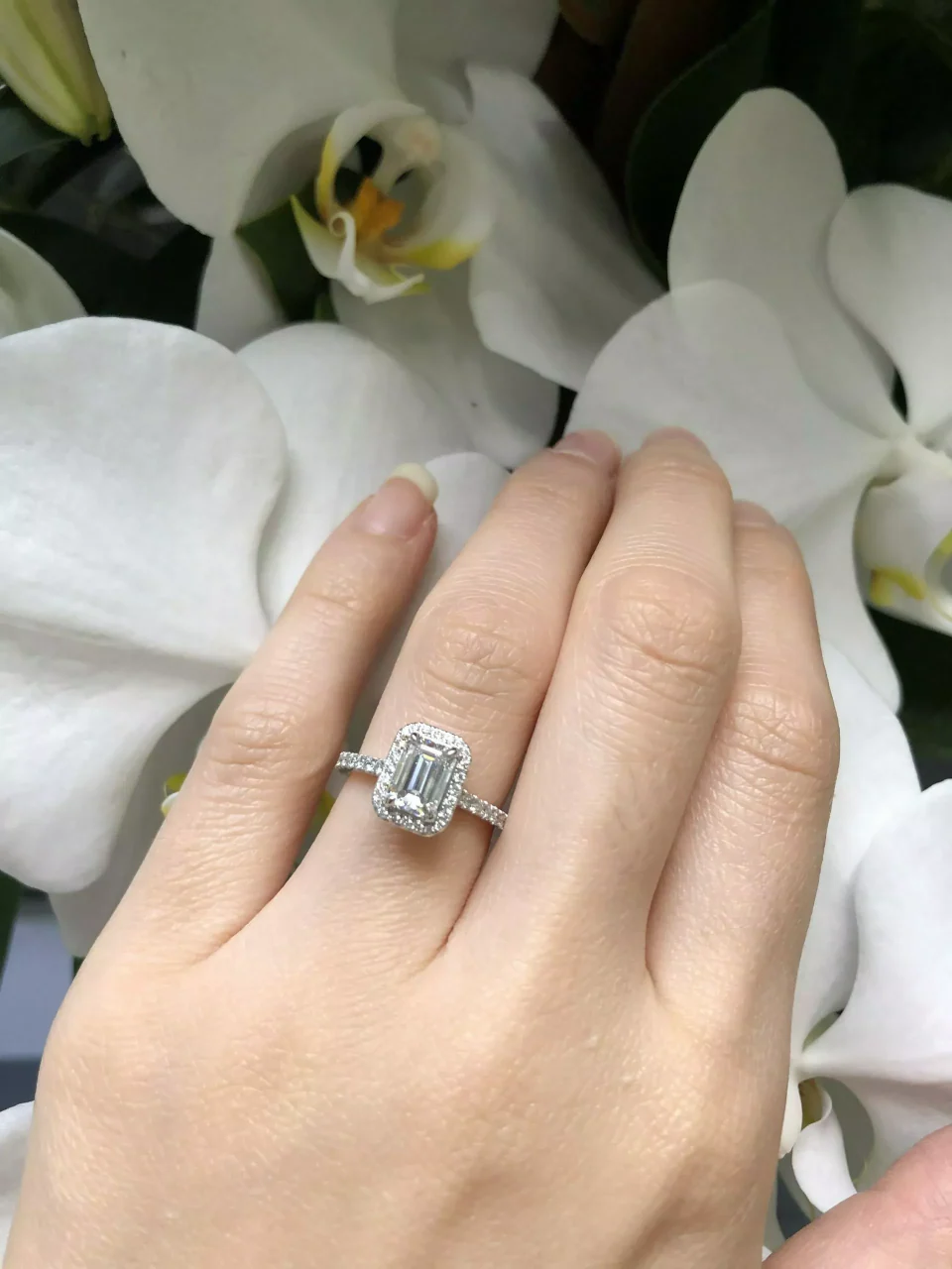 VERNAZZA UPSWEPT 18ct white gold emerald and round brilliant cut diamond halo engagement ring - Image 3