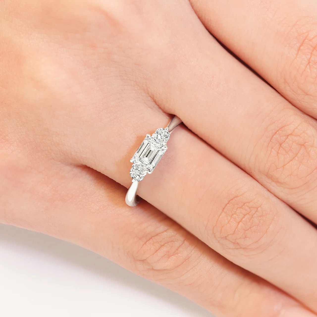 18ct white gold 0.80ct F VS1 emerald and round brilliant cut diamond engagement ring - Image 3