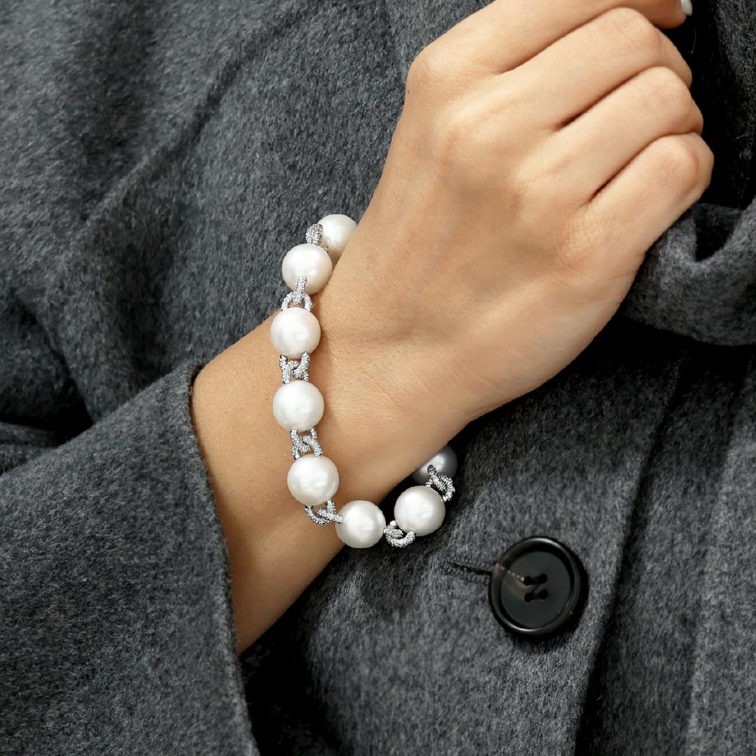 18ct white gold fresh water pearl and diamond bracelet - Image 2