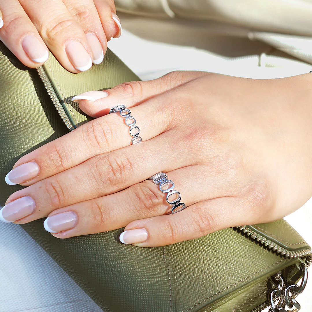 18ct white gold ‘O’ ring from the Iconica Collection - Small - Image 4