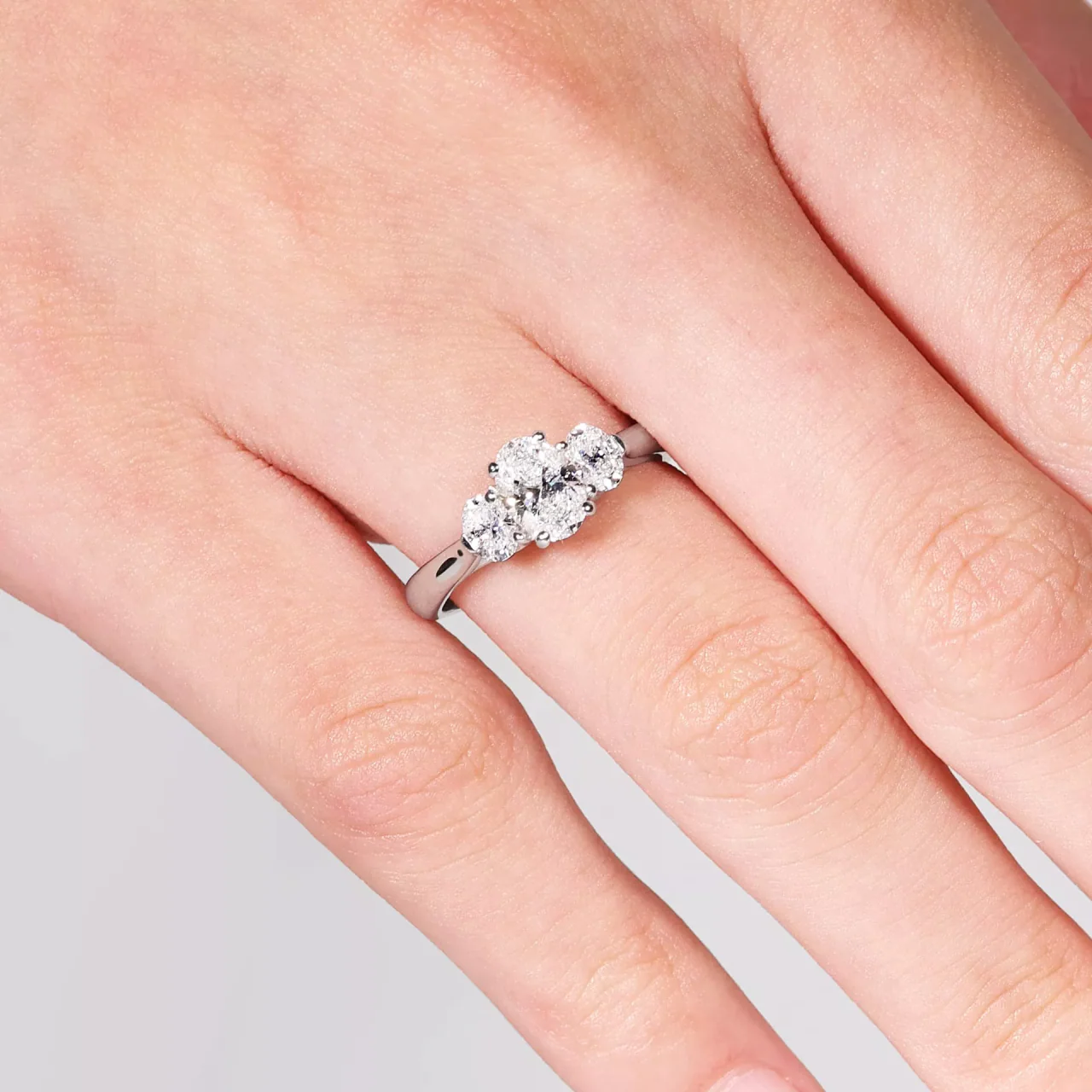 18ct white gold 0.70ct and 2=0.40ct oval cut diamond three stone engagement ring - Image 3