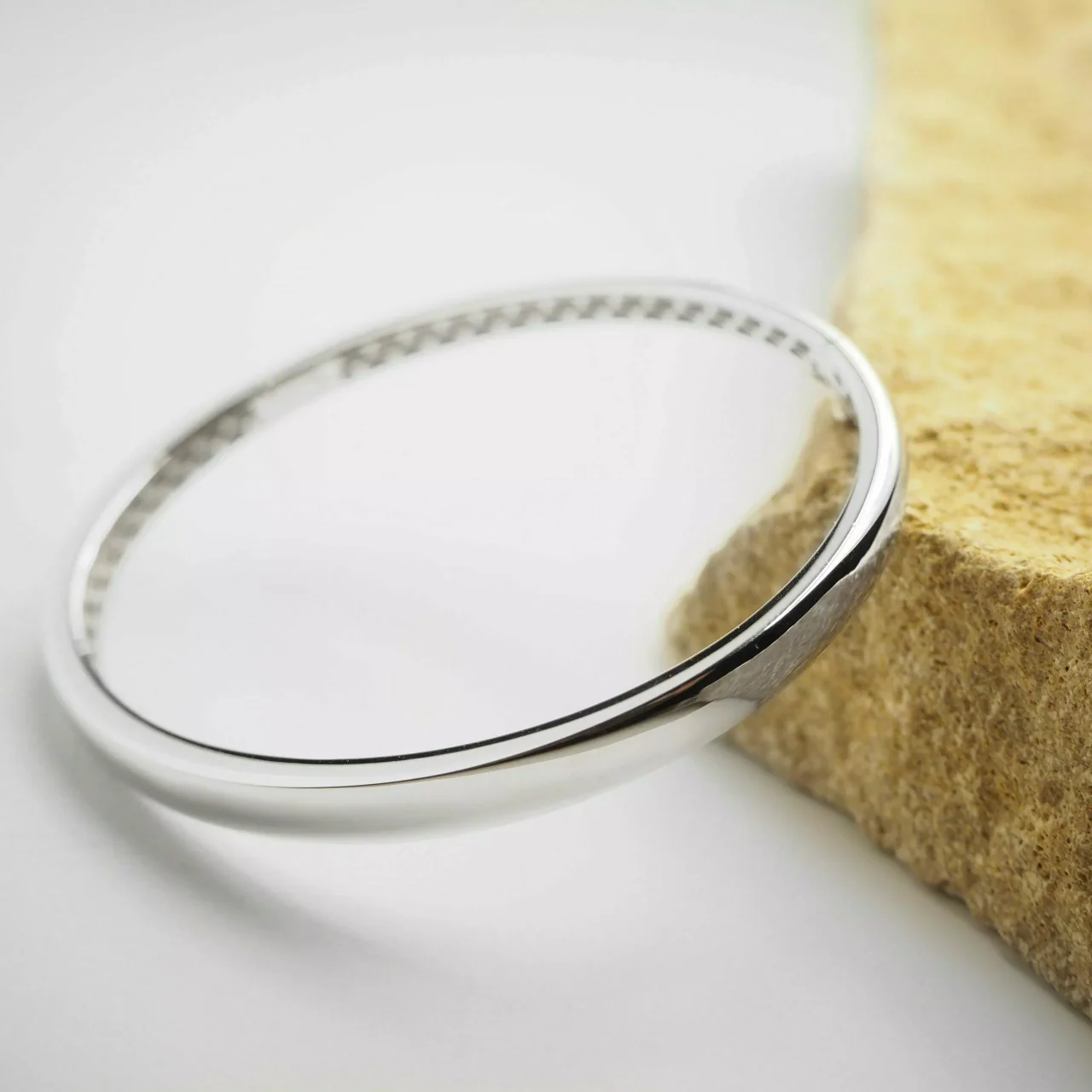 18ct white gold oval hollow hinged bangle - Image 2