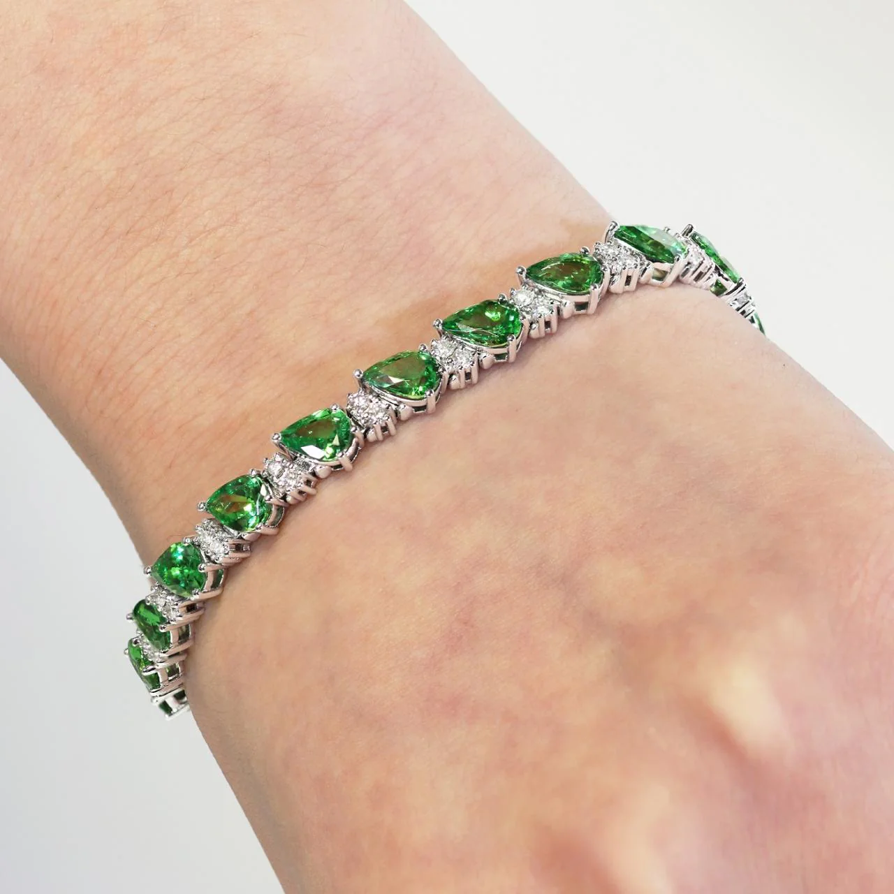18ct white gold pear shaped tsavorite garnet and round diamond bracelet - Image 3