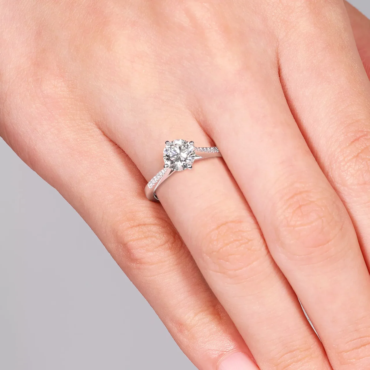 18ct white gold 1.06ct M SI2 round brilliant cut diamond engagement ring - Image 3