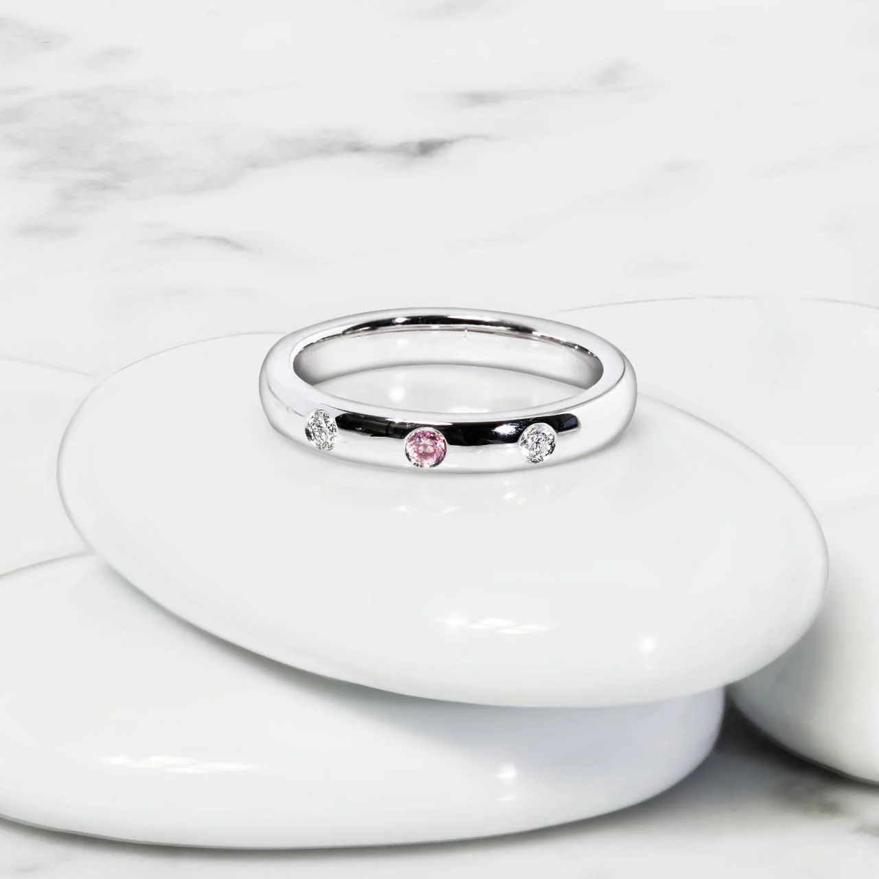 18ct white gold round brilliant cut pink and white diamond drop set ring - Image 3