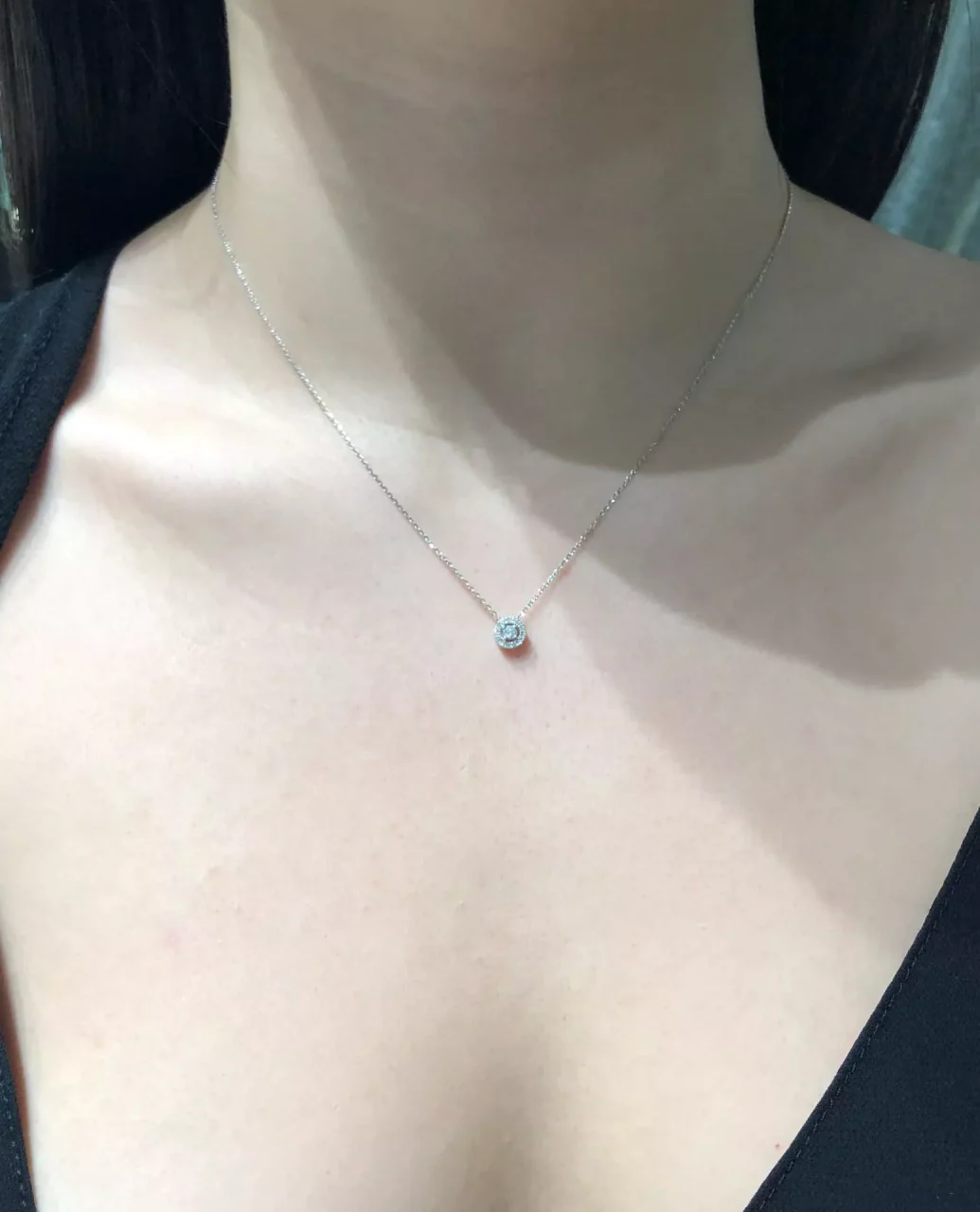 18ct white gold round cluster diamond halo necklace - Image 3