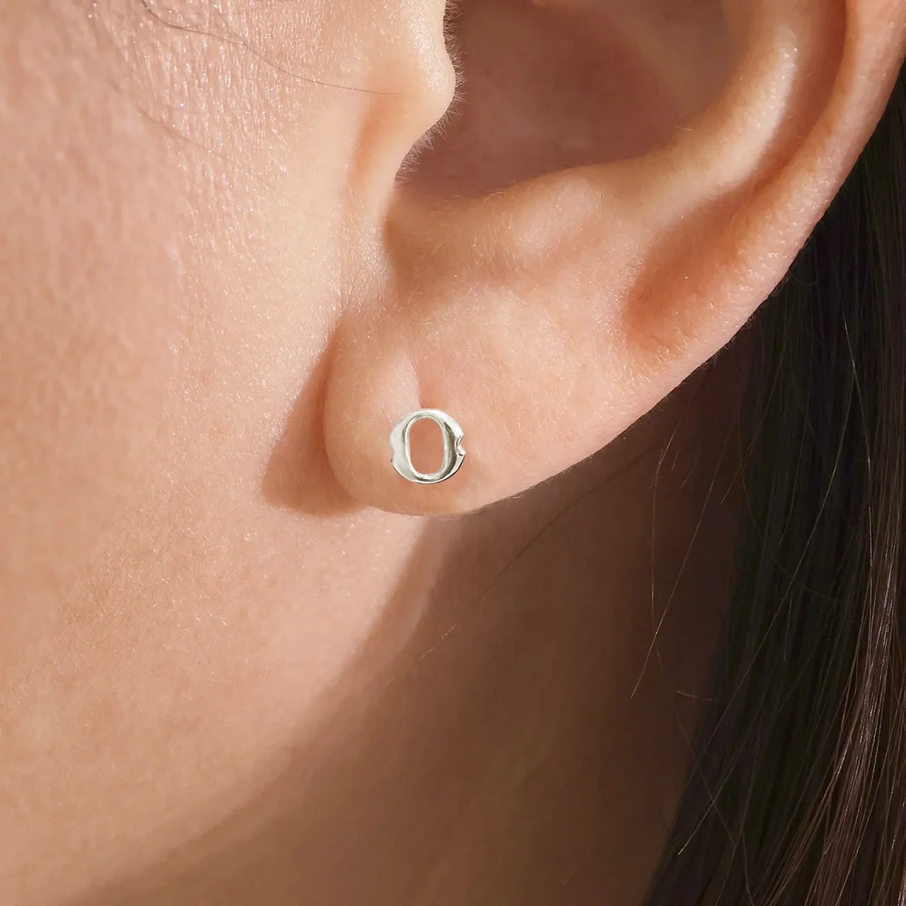 18ct white gold small ‘O’ stud earrings from the Iconica Collection. 5mm - Image 2