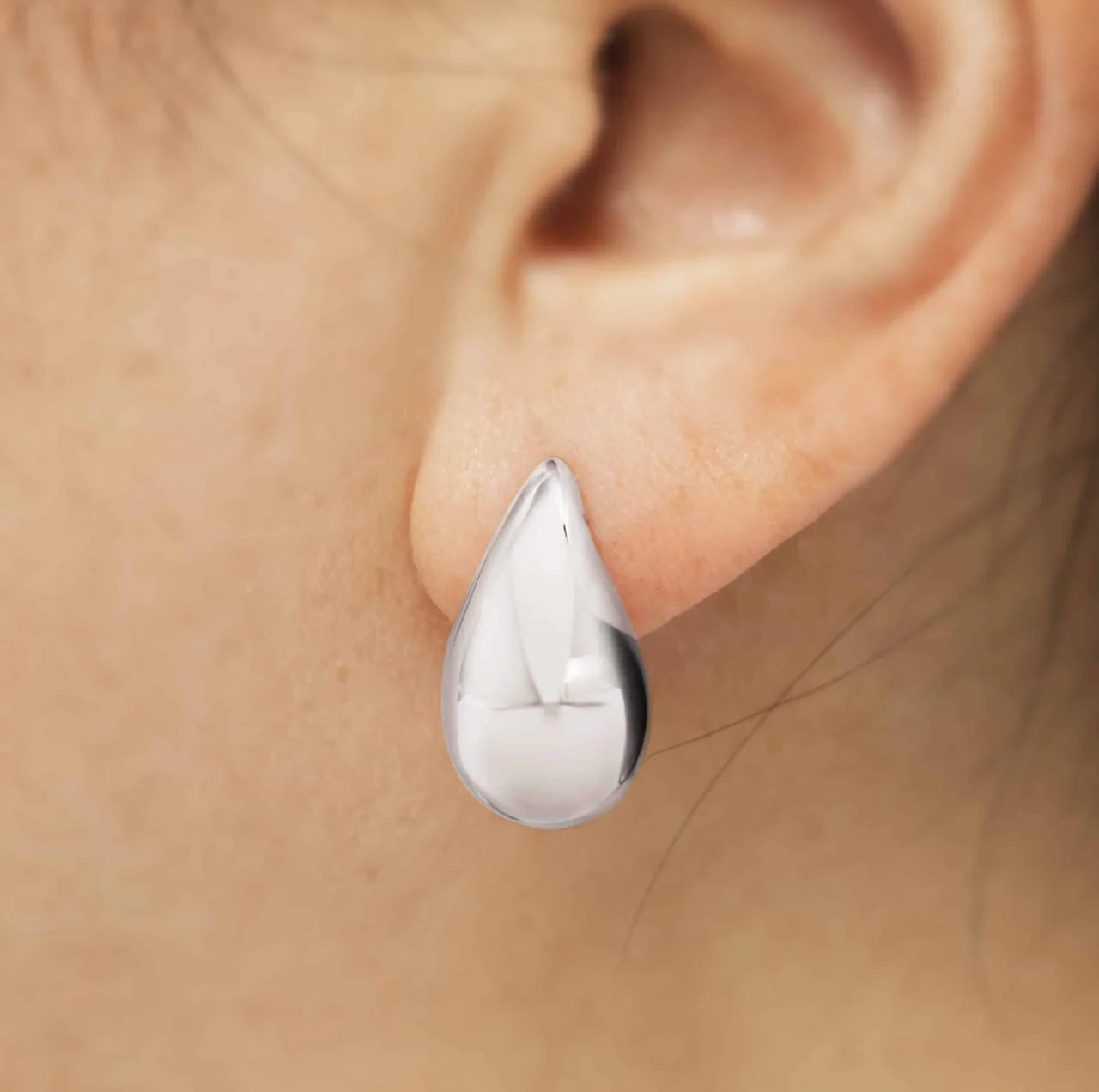 18ct white gold tear drop hollow earrings - Image 2