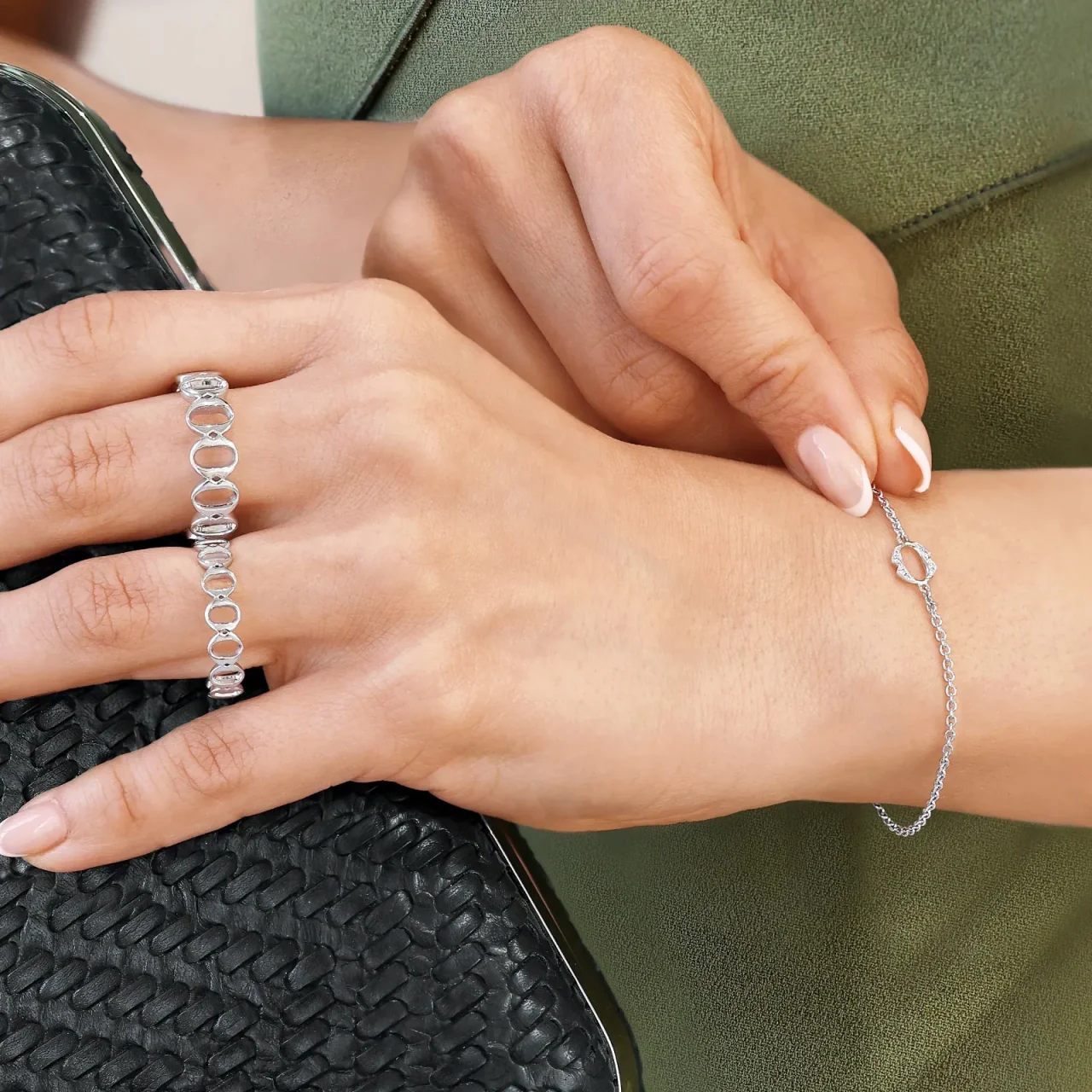 18ct white gold thick ‘O’ ring from the Iconica Collection - Large - Image 3