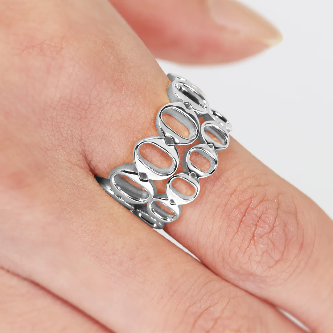 18ct white gold thick ‘O’ ring from the Iconica Collection - Medium - Image 2