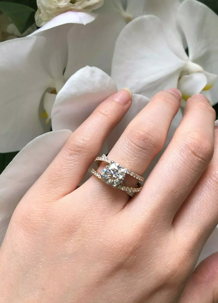 TREAMORE 18ct white, yellow and rose gold  2.39ct DSI1 round brilliant cut diamond cross over  engagement ring - Image 3