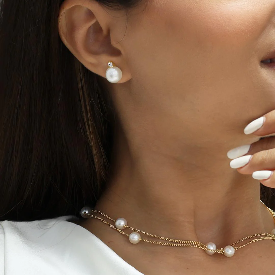18ct yellow gold 10mm near round white South Sea pearl and diamond stud earrings - Image 2