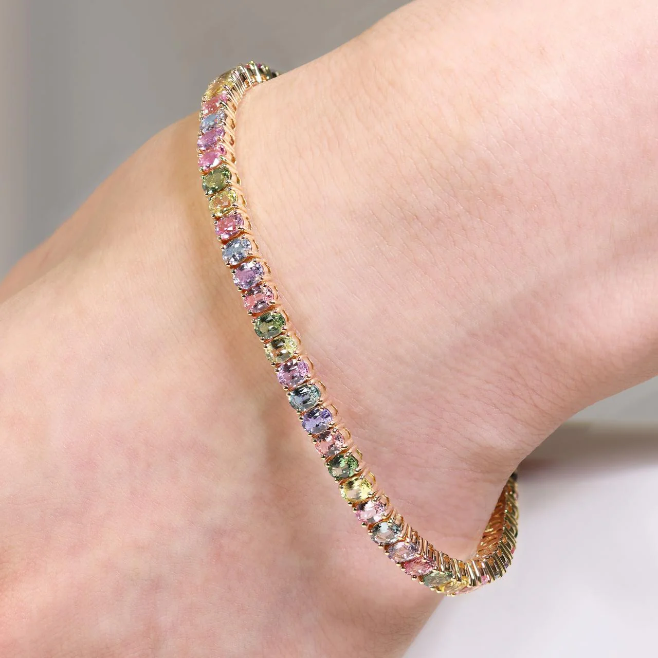 18ct yellow gold 11.29ct oval multi-colour sapphire four claw set bracelet - Image 2