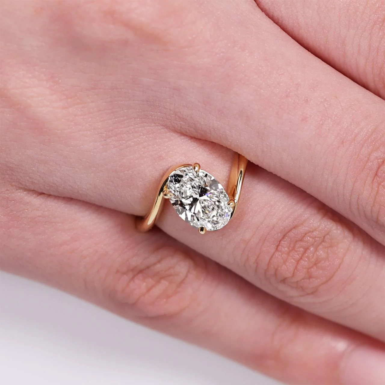 18ct yellow gold 2.03ct D VVS2 oval lab grown diamond solitaire ring. IGI Cert - Image 3