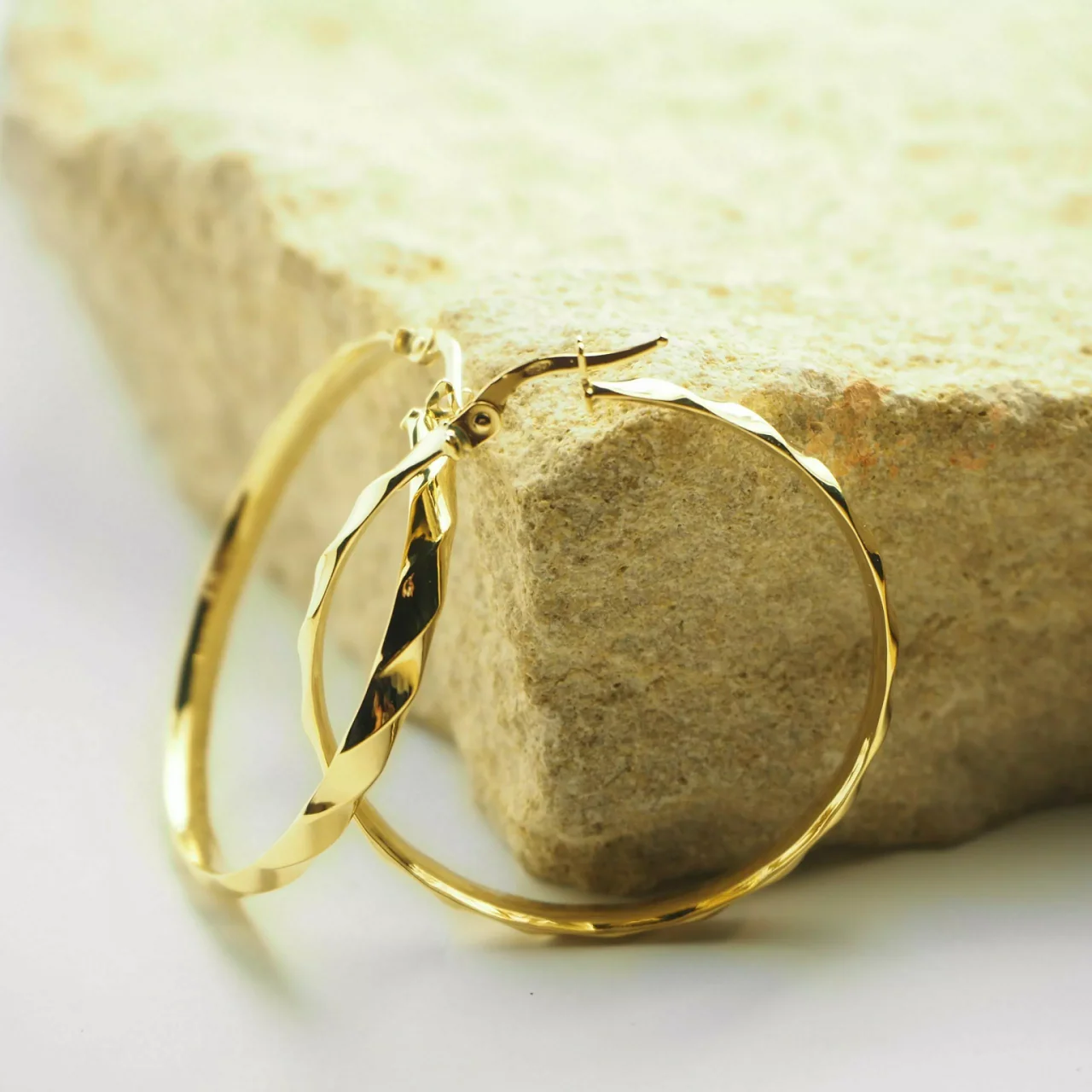18ct yellow gold 30mm hoop earrings - Image 2
