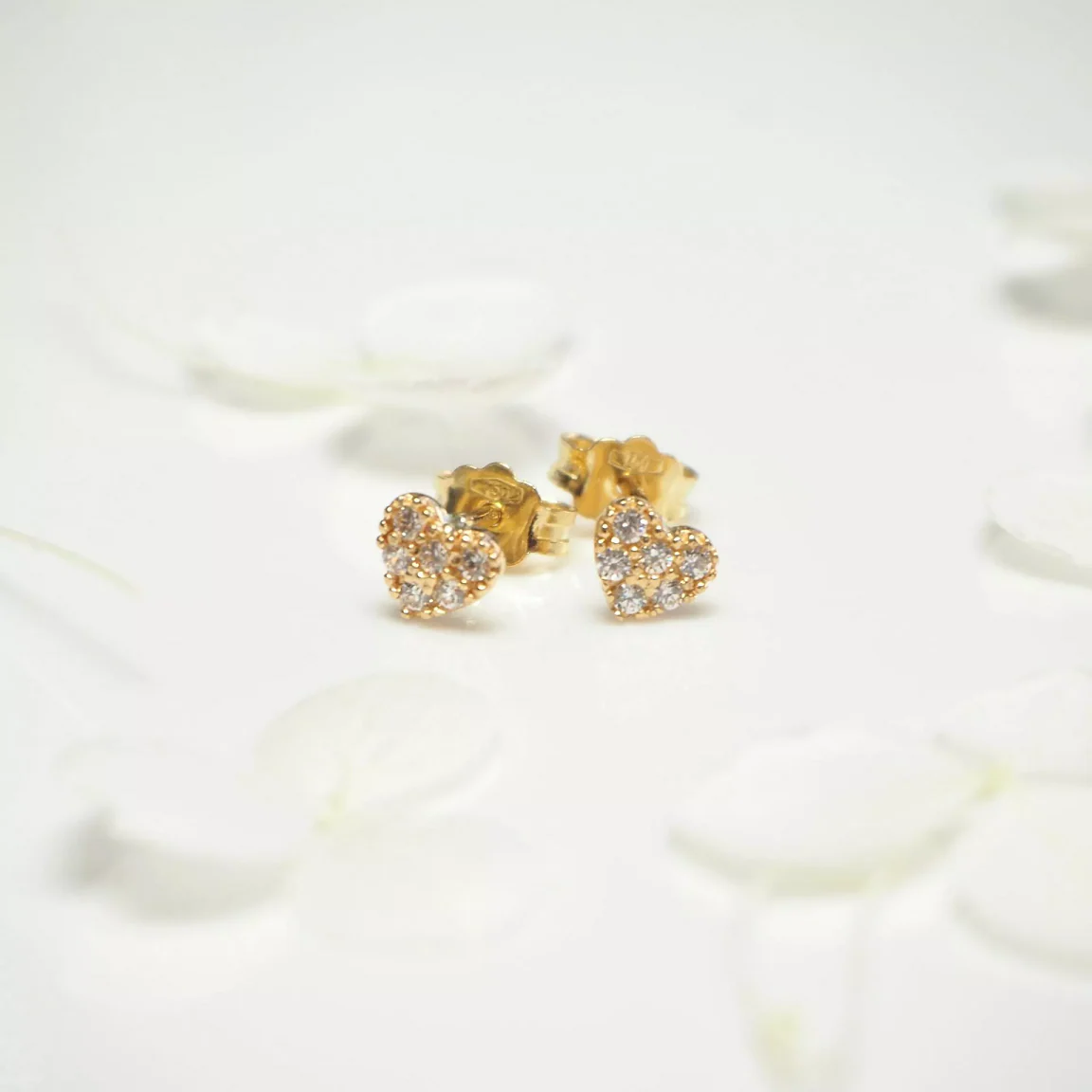 18ct yellow gold cubic zirconia heart stud earrings - Image 7