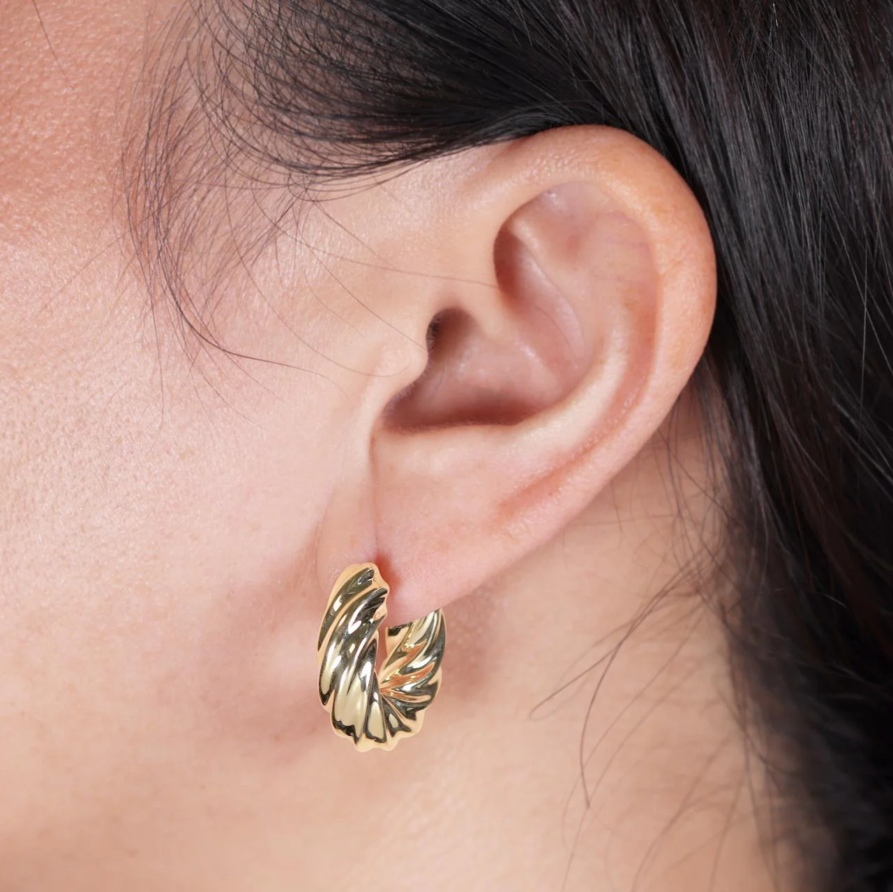 18ct yellow gold hollow chunky hoop earrings - Image 2