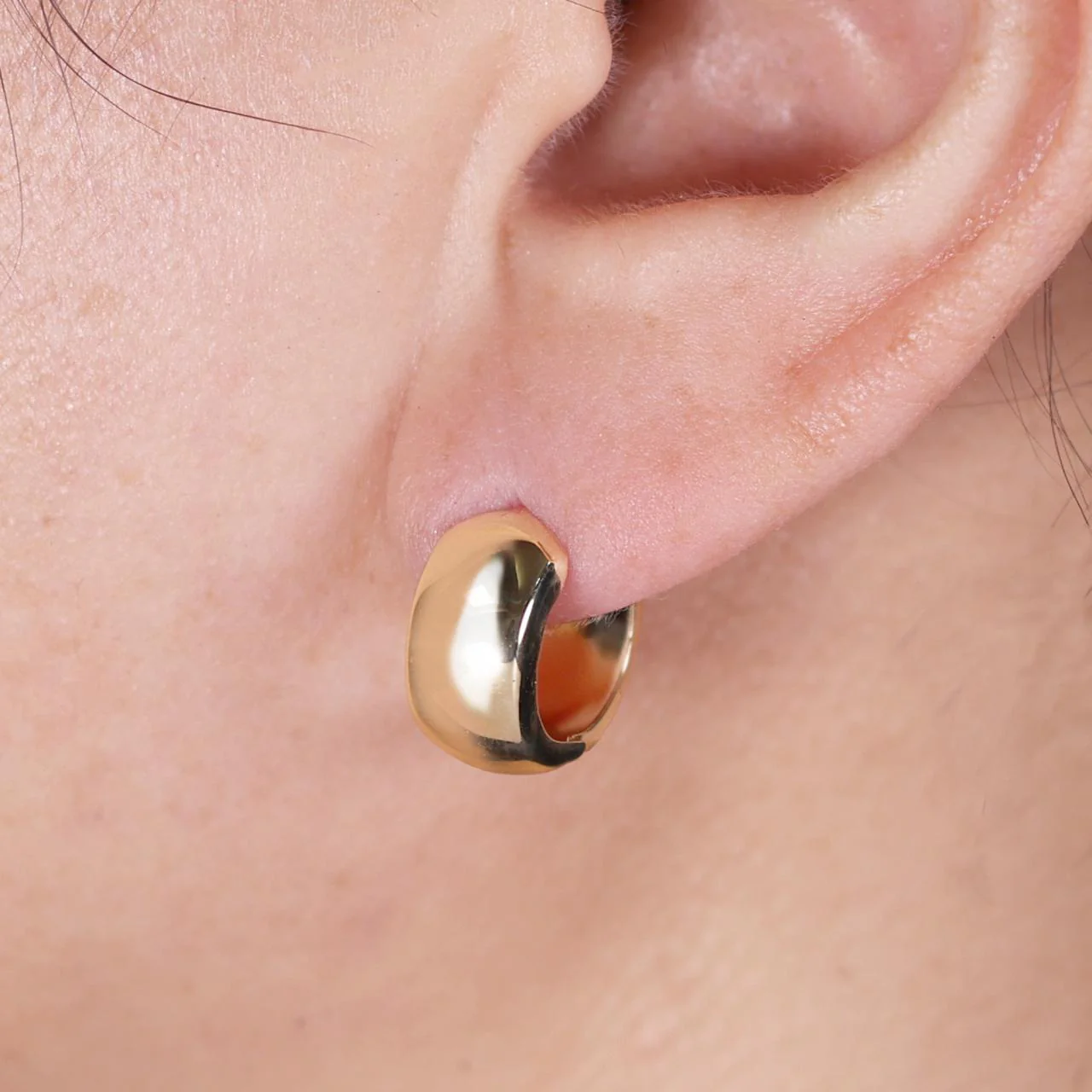 18ct yellow gold hollow chunky huggies - Image 2