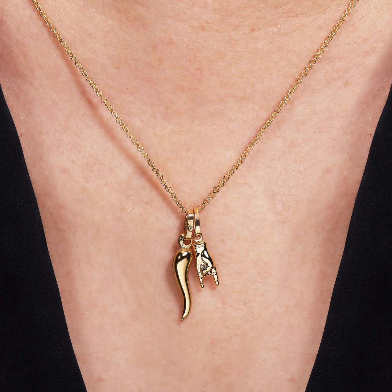 18ct yellow gold “Mano Cornuto” pendant - Image 2