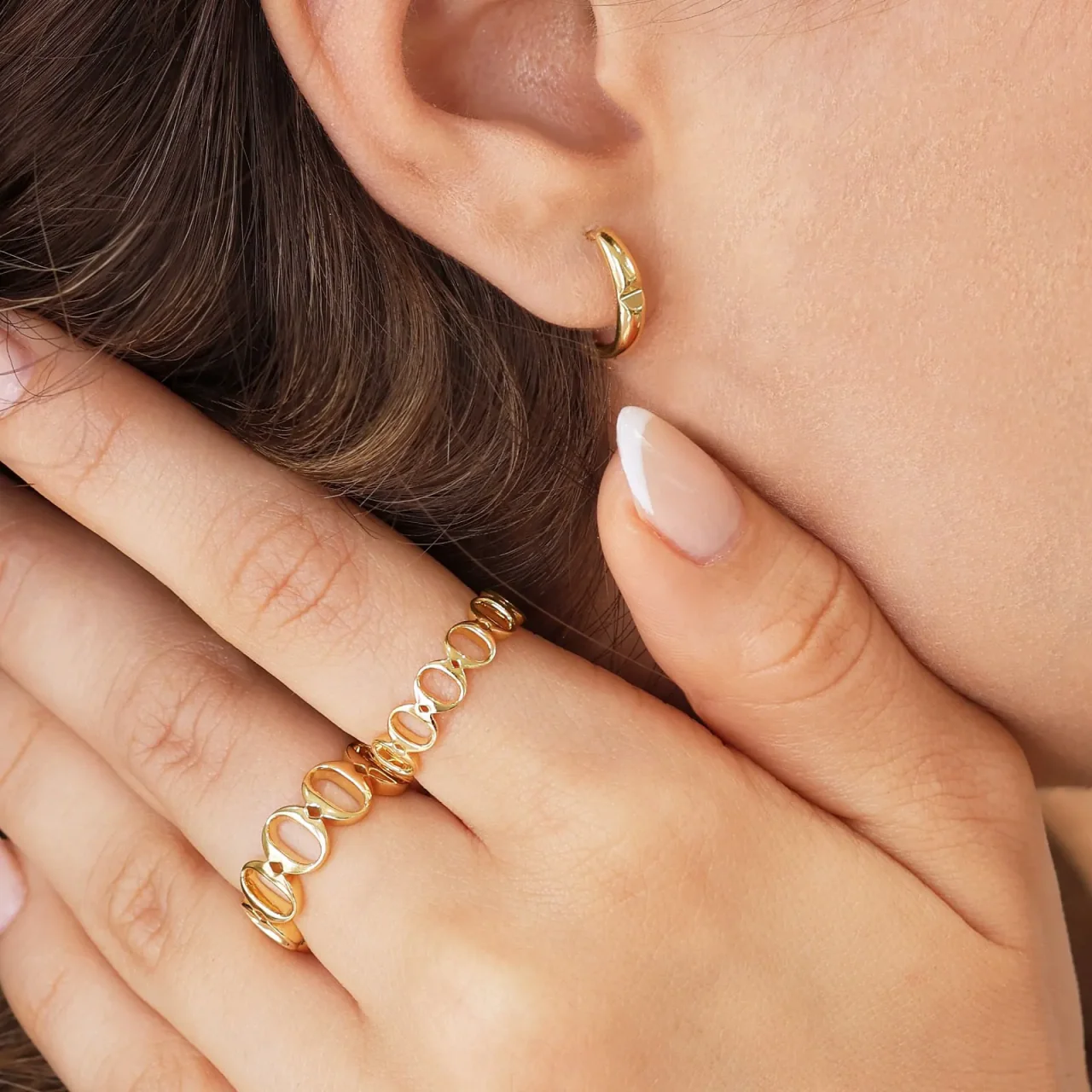 18ct yellow gold ‘O’ ring from the Iconica Collection - Small - Image 4