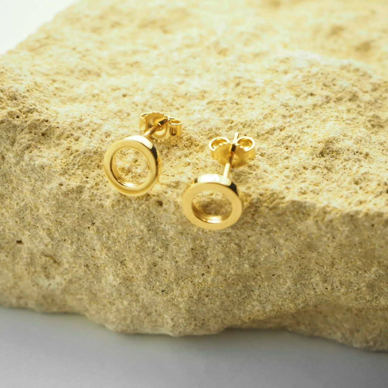 18ct yellow gold open circle stud earrings - Image 2