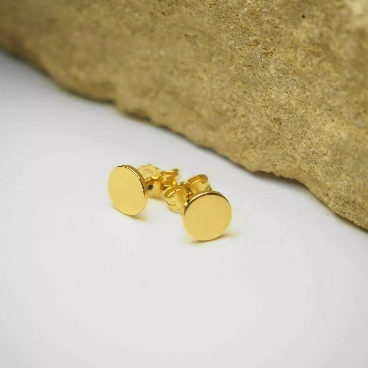18ct yellow gold round stud earrings - Image 2