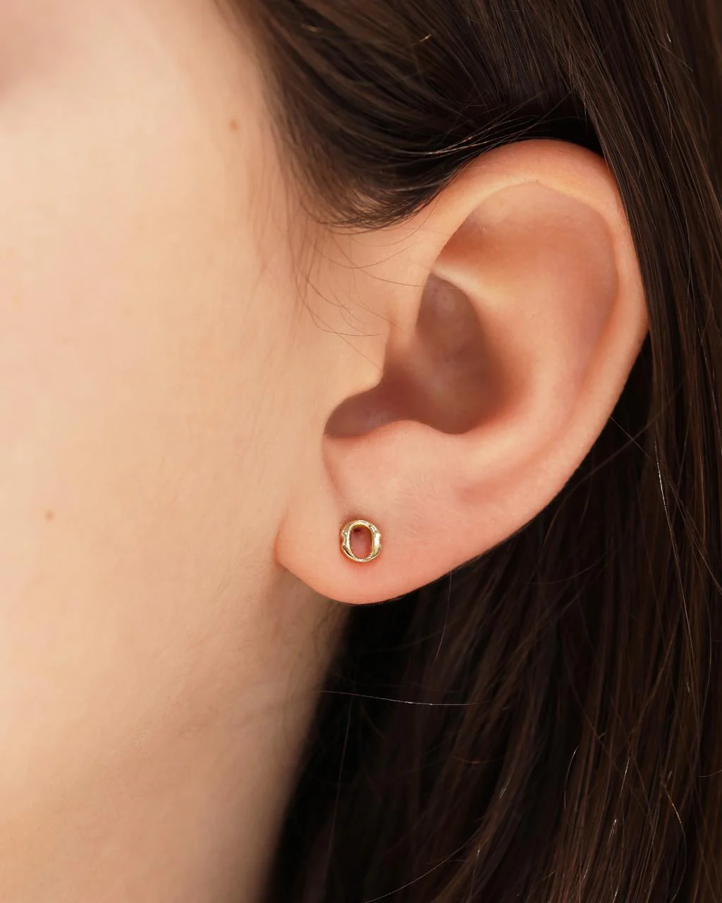 18ct yellow gold small ‘O’ stud earrings from the Iconica Collection. 5mm - Image 2
