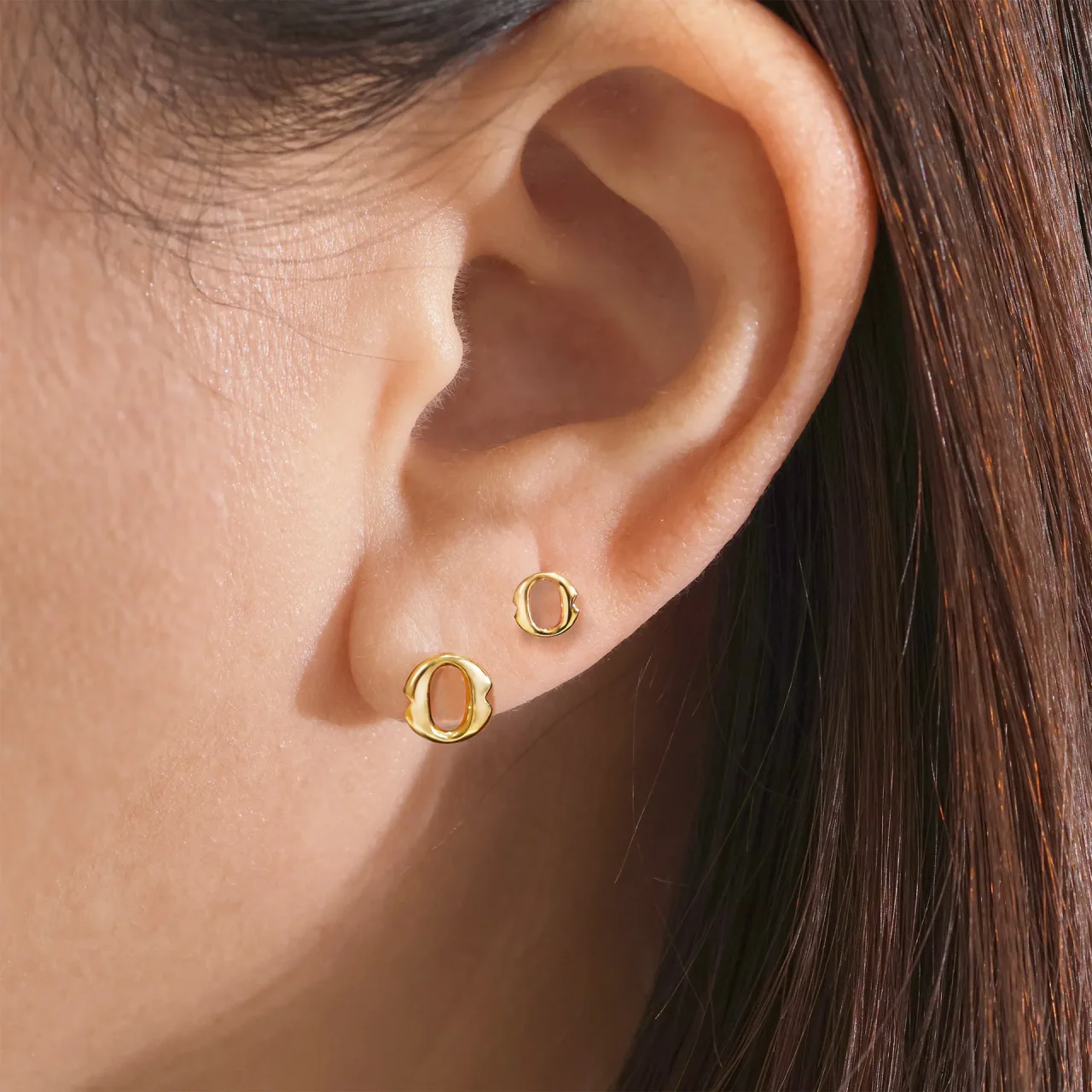 18ct yellow gold small ‘O’ stud earrings from the Iconica Collection. 5mm - Image 4