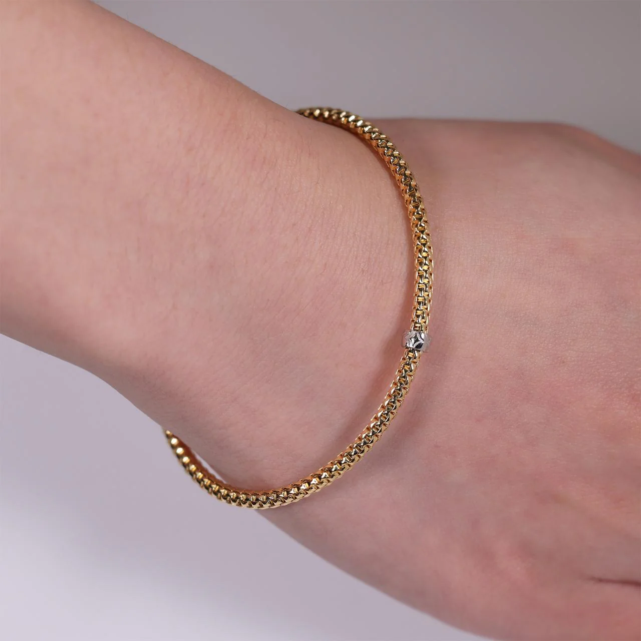 18ct yellow gold stretch mesh bracelet with an 18ct white gold rondel - Image 2