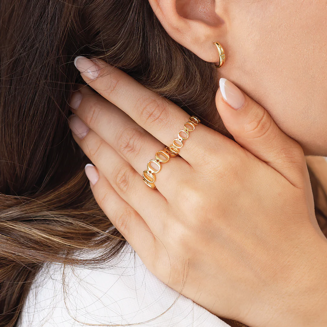 18ct yellow gold thick ‘O’ ring from the Iconica Collection - Medium - Image 4
