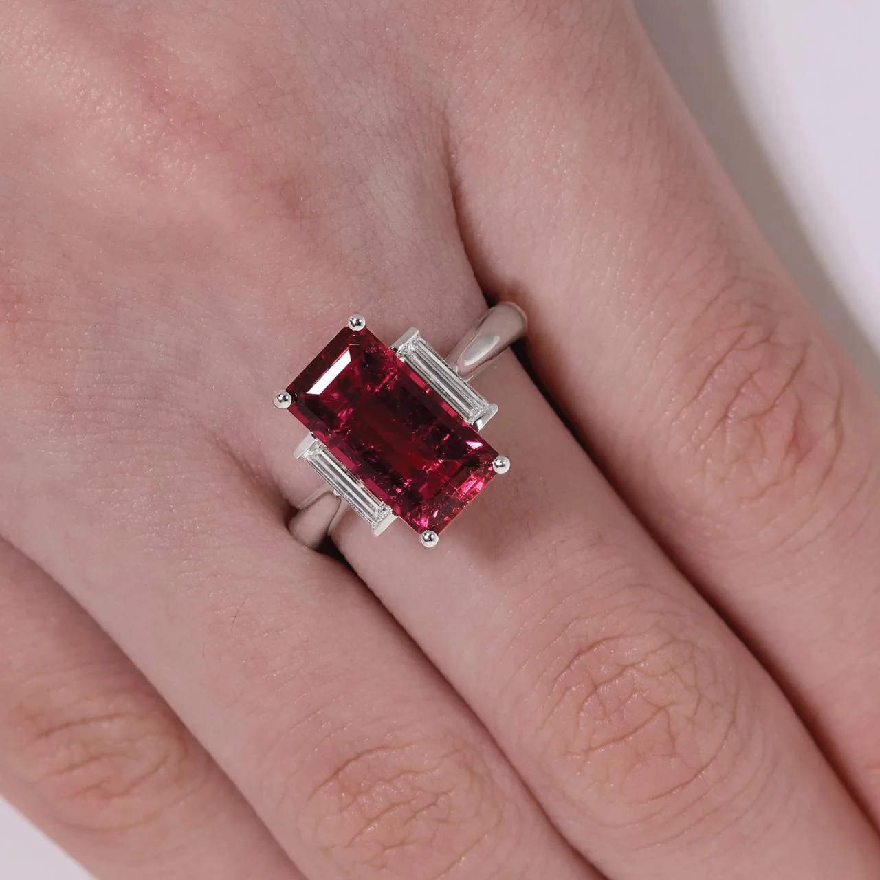 18ct white gold 3.88ct emerald cut rubelite and baguette diamonds ring - Image 2