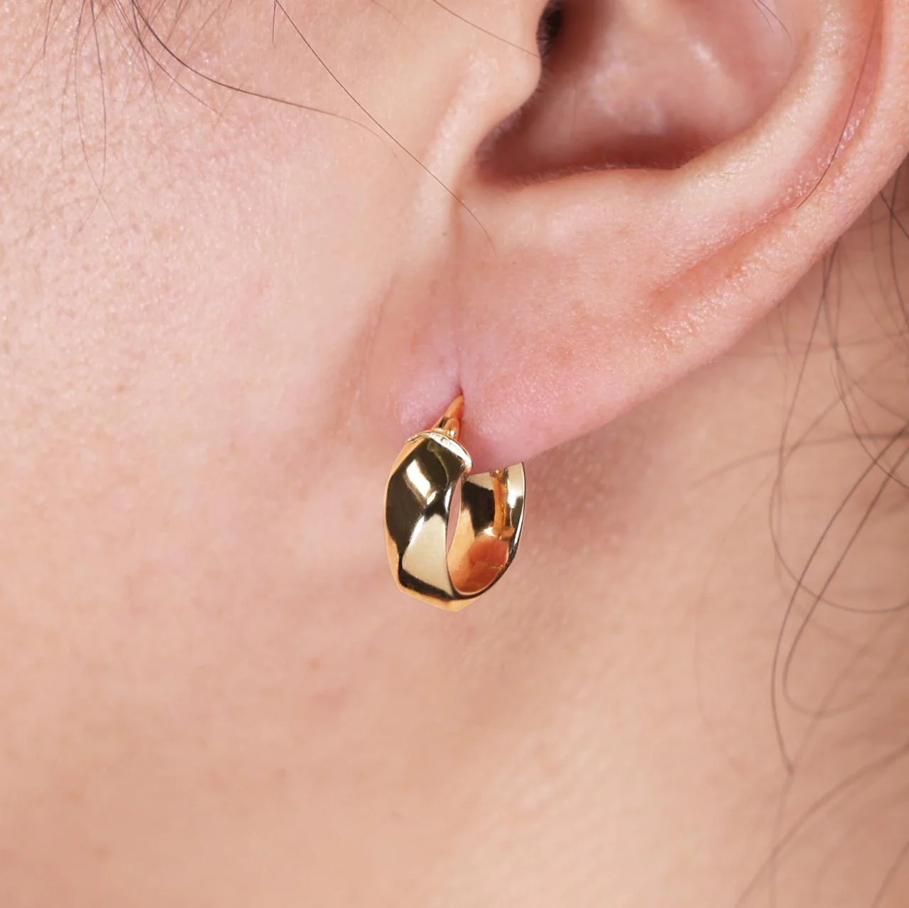18ct yellow gold hollow faceted hoop earrings - Image 2