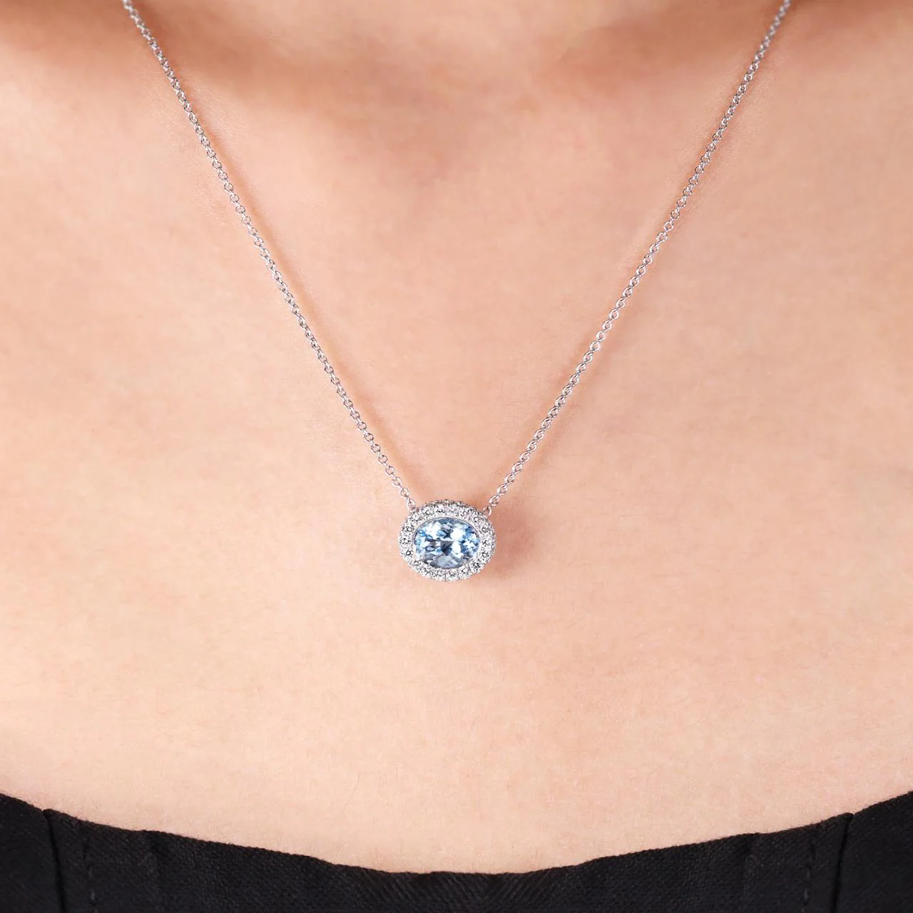 18ct white gold 1.19ct oval aquamarine and diamond necklace - Image 2